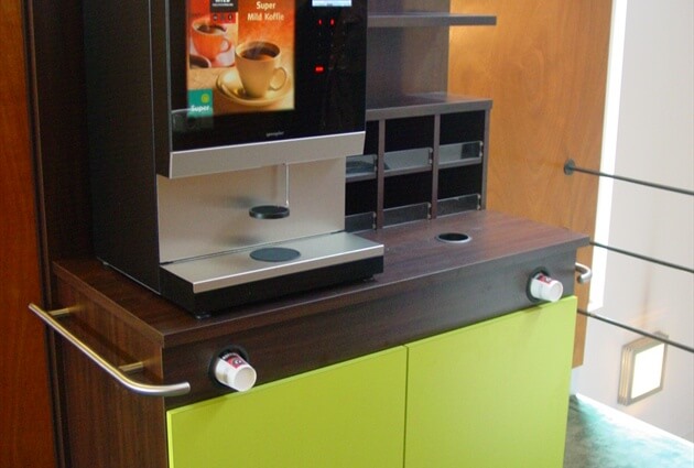 Koffie automaat met verschillende mogelijkheden qua koffie