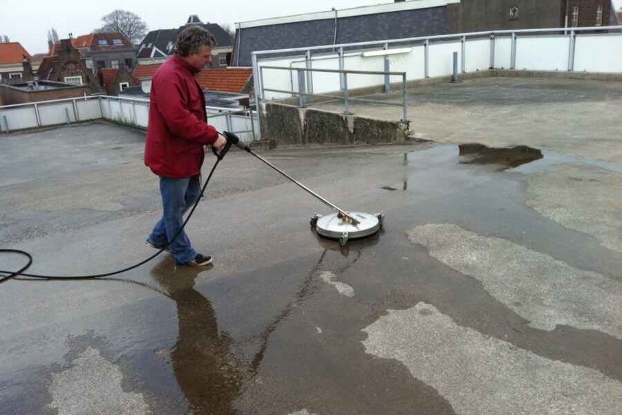 Reinigen van dak door schoonmaakbedrijf dordrecht