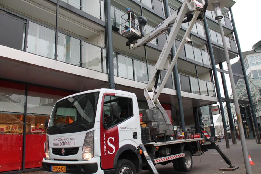 Schoonmaakbedrijf Schilten Schoonmaak aan het glazenwassen in Dordrecht
