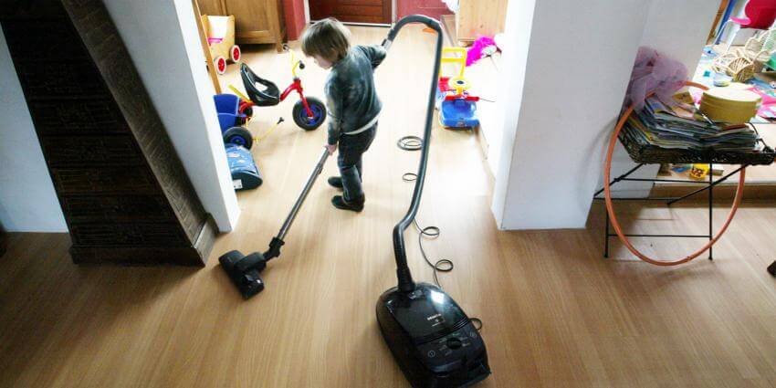 Ook de allerkleinsten helpen mee in het huishouden - Schilten schoonmaak