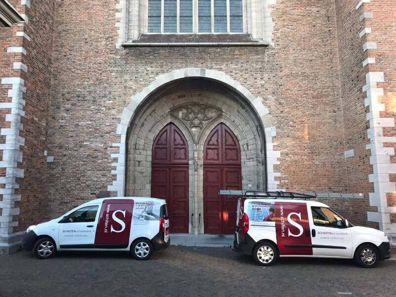 Schilten Schoonmaak bedrijfswagens voor de Grote kerk in Dordrecht